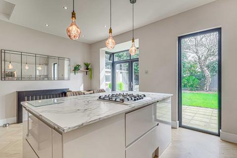 2 bedroom detached bungalow for sale, Nelson Road, Leigh-on-sea, SS9