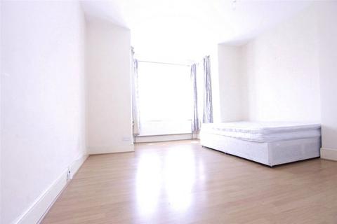 3 bedroom apartment to rent, Kensington Gardens, Ilford, IG1