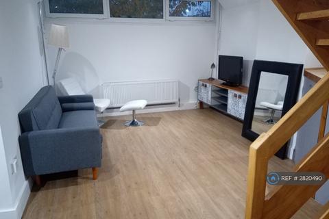 3 bedroom maisonette to rent, Thomas Baines Road, London, SW11