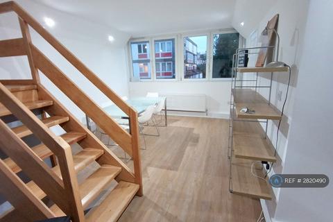3 bedroom maisonette to rent, Thomas Baines Road, London, SW11