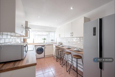 6 bedroom terraced house to rent, Chertsey Close, Luton, LU2