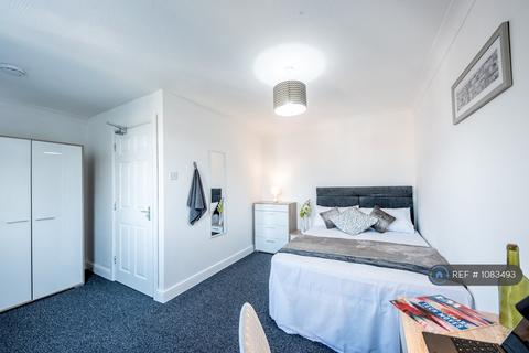 6 bedroom terraced house to rent, Chertsey Close, Luton, LU2