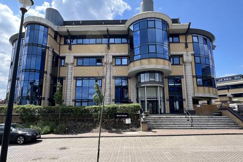 Studio to rent, New Horizons Court