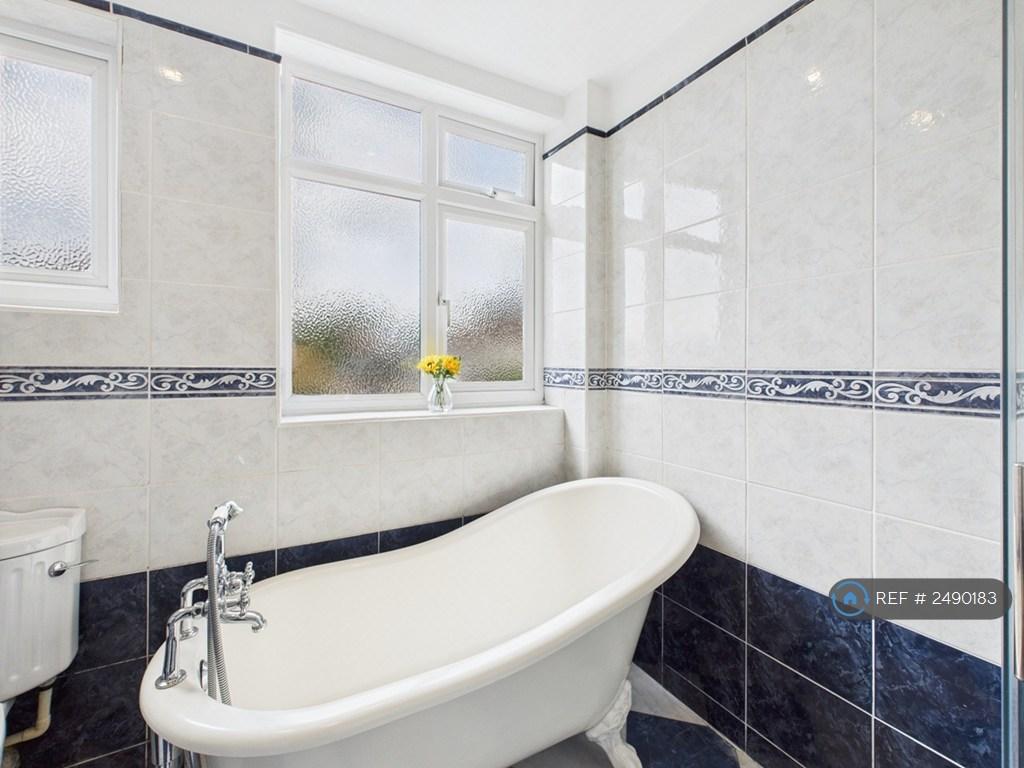 Family Bathroom 2