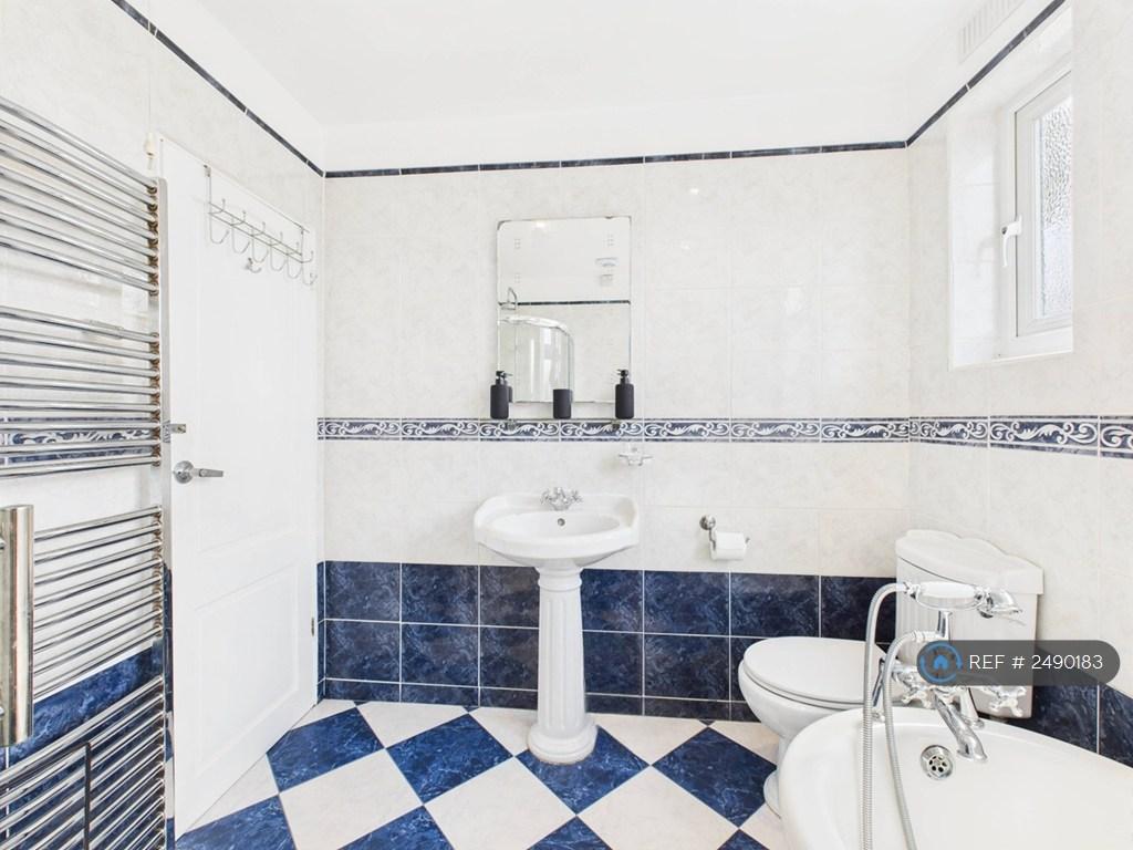 Family Bathroom 4