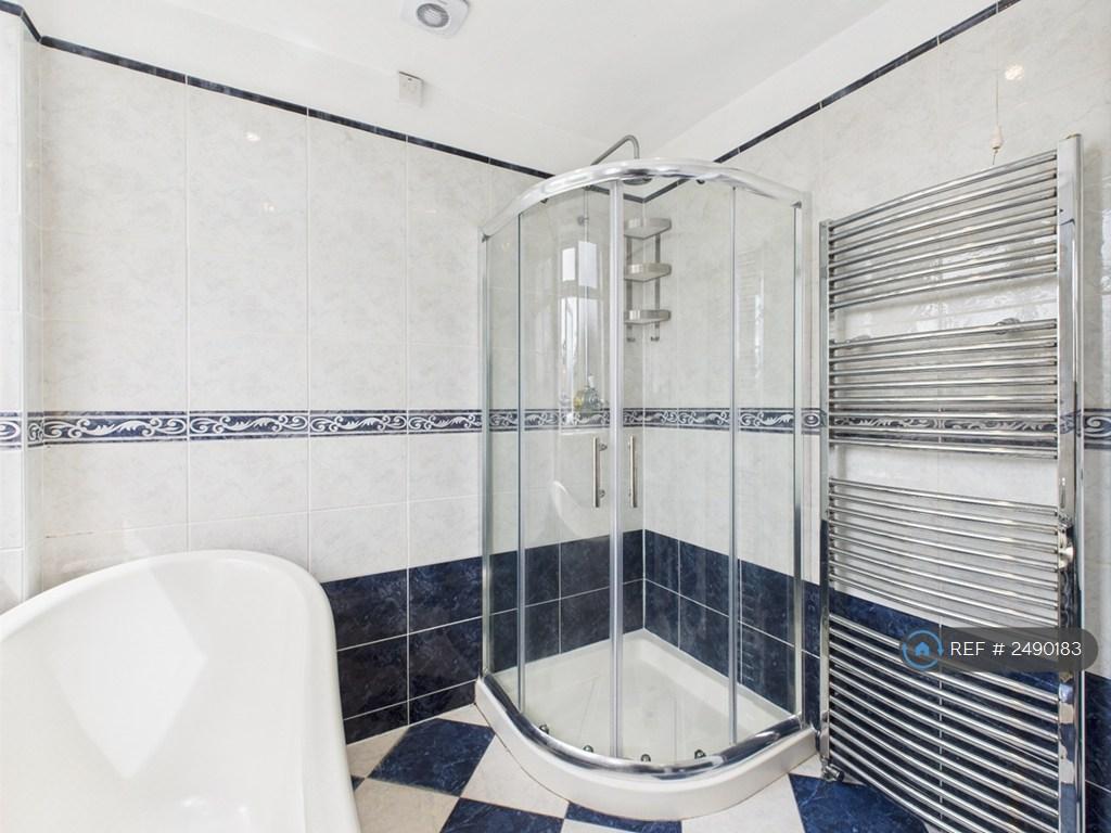 Family Bathroom 2