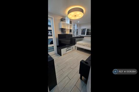 Studio to rent, Maryland St, London, E15