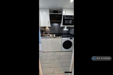 Studio to rent, Maryland St, London, E15