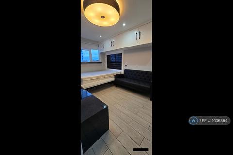 Studio to rent, Maryland St, London, E15