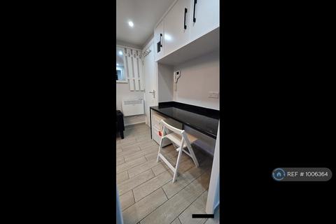 Studio to rent, Maryland St, London, E15