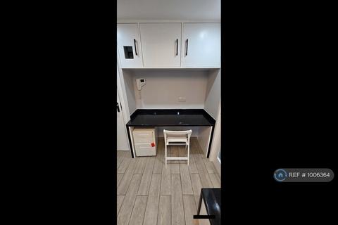 Studio to rent, Maryland St, London, E15