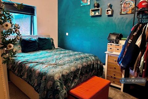2 bedroom flat to rent, Birkby, Huddersfield, HD2