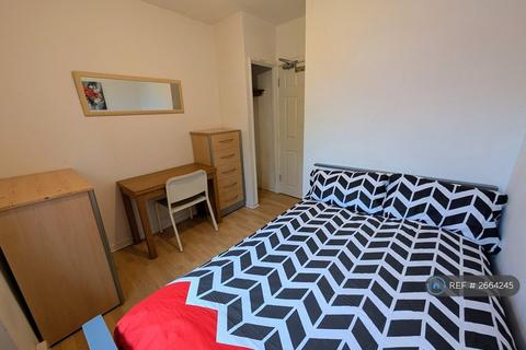 1 bedroom in a house share to rent, Wanborough Drive, London, SW15