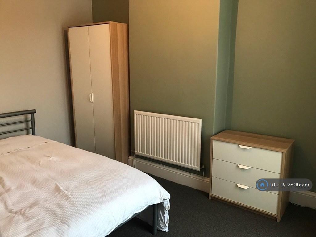 Middle Bedroom