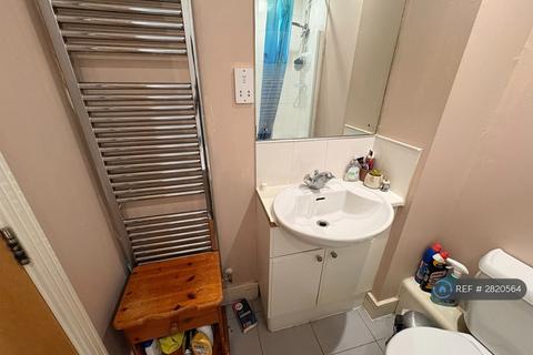 1 bedroom in a house share to rent, Franklin Place, London, SE13