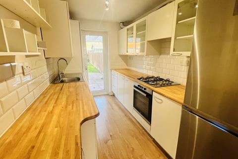 3 bedroom terraced house to rent, Lewins Way, SLOUGH