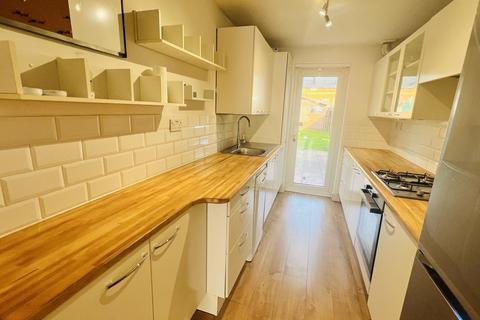 3 bedroom terraced house to rent, Lewins Way, SLOUGH