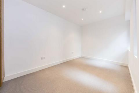 undefined, High Street, Feltham TW13