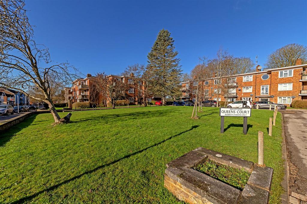 35 Queens Court-5.jpg