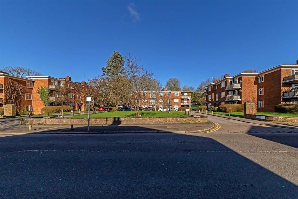 35 Queens Court-1.jpg
