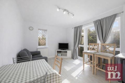 2 bedroom flat to rent, Whisperwood Close, Harrow Weald, HA3