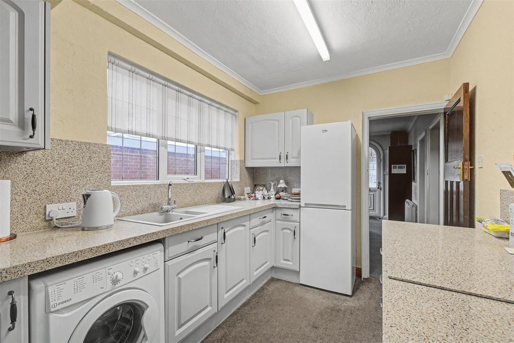Kitchen 2.jpeg