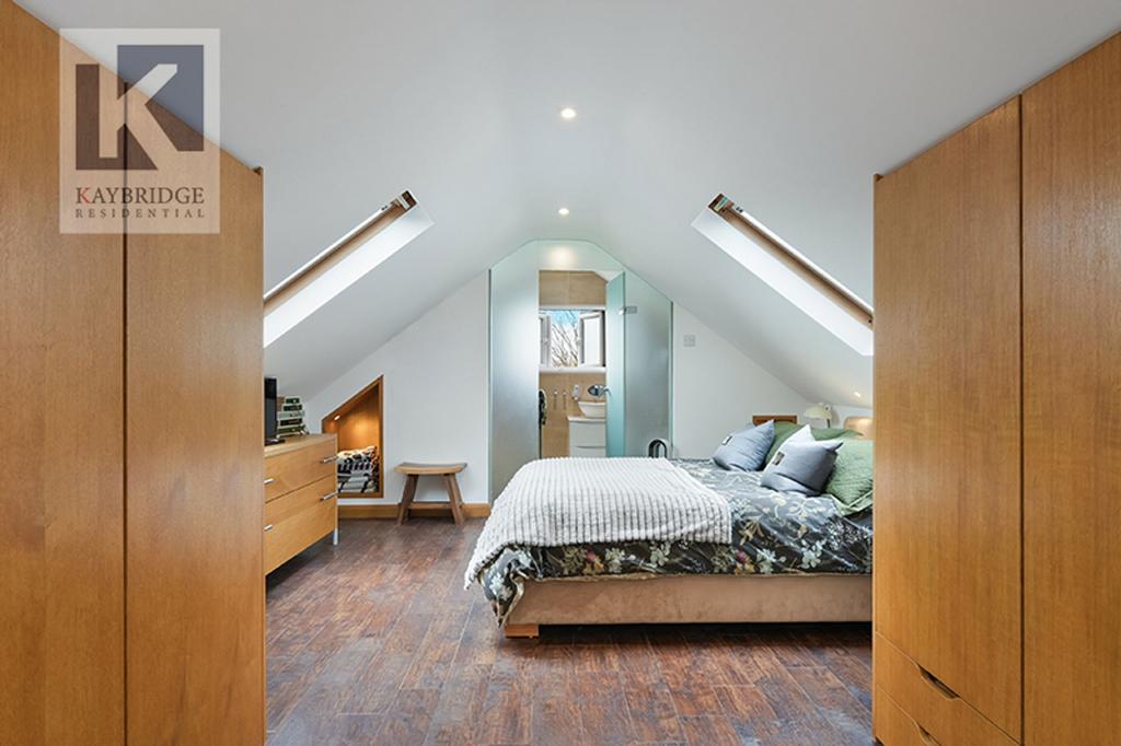 St Claire Drive, KT4 8 UE