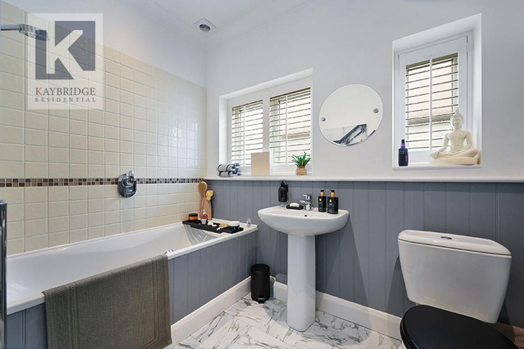 St Claire Drive, KT4 8 UE