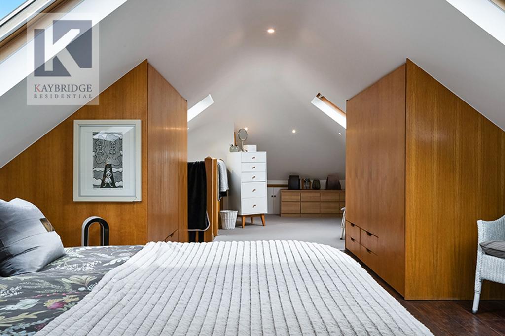 St Claire Drive, KT4 8 UE