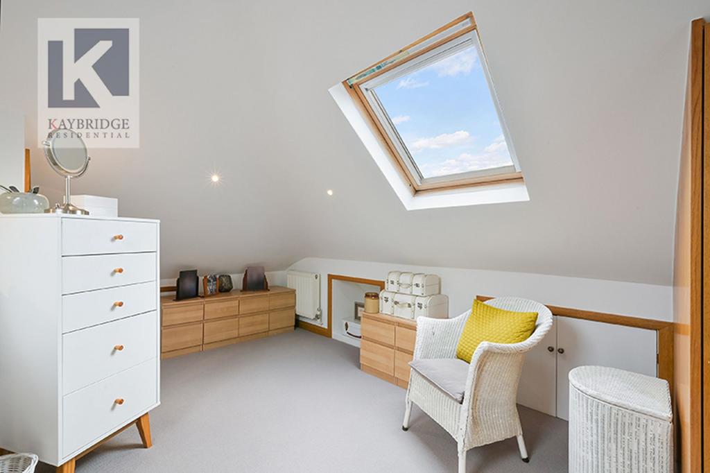 St Claire Drive, KT4 8 UE