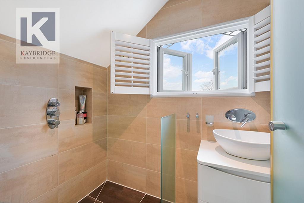 St Claire Drive, KT4 8 UE