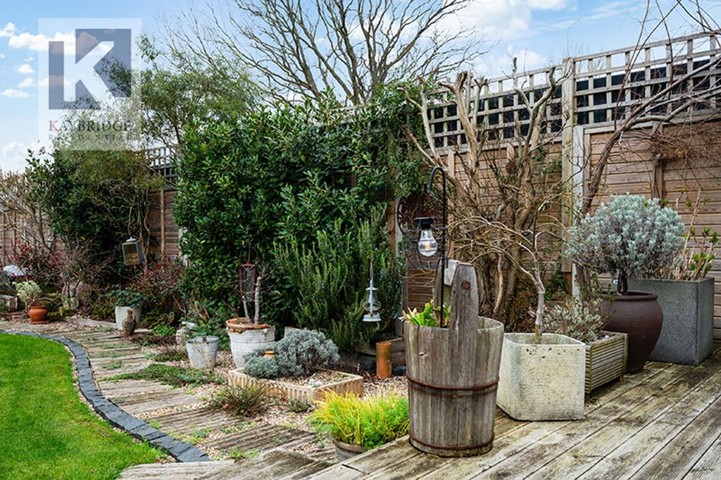 St Claire Drive, KT4 8 UE