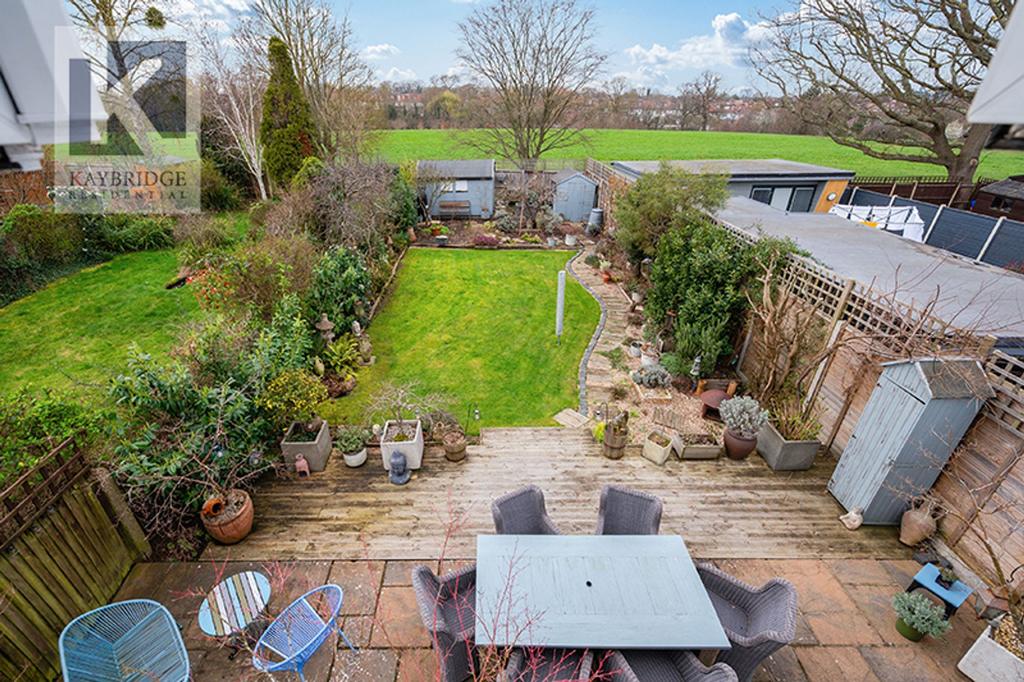 St Claire Drive, KT4 8 UE