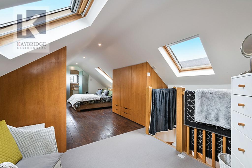 St Claire Drive, KT4 8 UE
