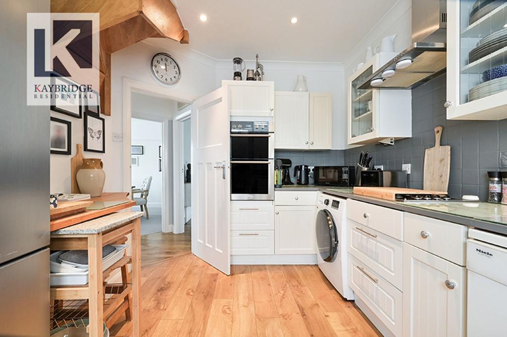St Claire Drive, KT4 8 UE