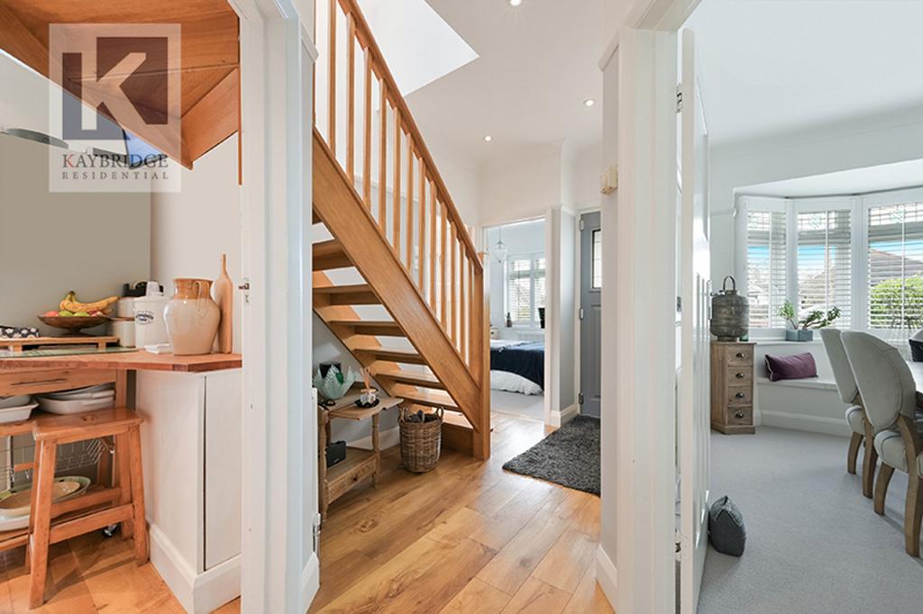 St Claire Drive, KT4 8 UE