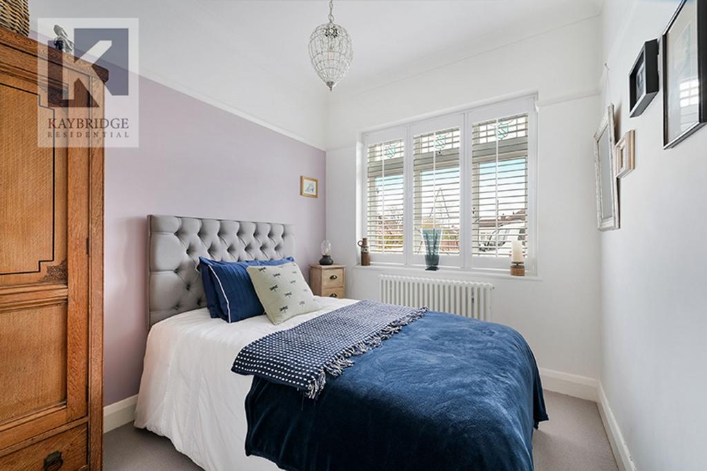 St Claire Drive, KT4 8 UE