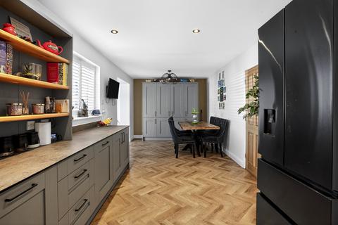 4 bedroom detached house for sale, Leeds Road, Selby, YO8