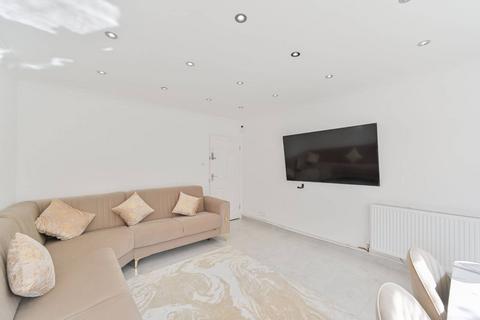 3 bedroom flat to rent, Carey Gardens, Nine Elms, London, SW8