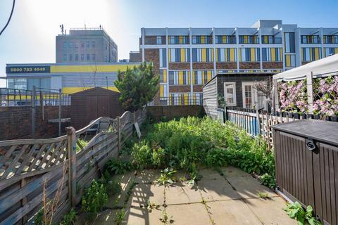 3 bedroom flat to rent, Carey Gardens, Nine Elms, London, SW8