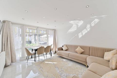 Carey Gardens, Nine Elms, London, SW8