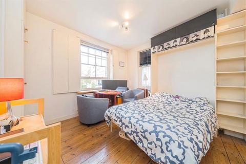 Studio to rent, Newton Street, London WC2B
