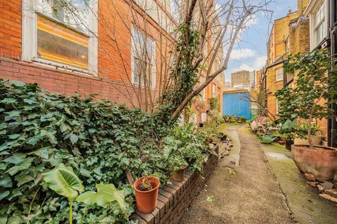 Studio to rent, Newton Street, London WC2B