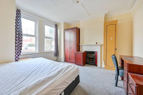 Northfield Avenue, Northfields, London, W13