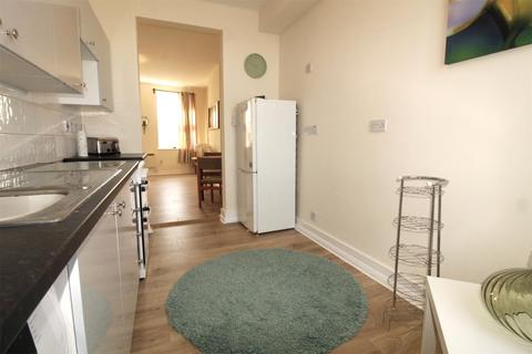 2 bedroom apartment to rent, High Street, Herts EN5