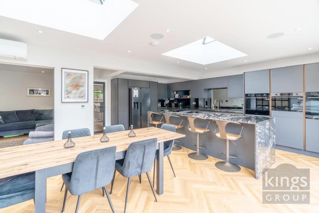 Kitchen 2.jpg