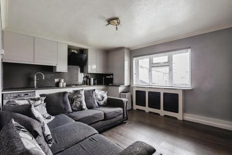 2 bedroom flat for sale, Sylvester Gardens, Ilford, IG6