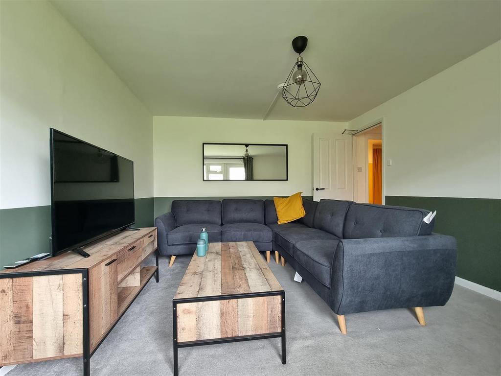 Living room (2).jpg
