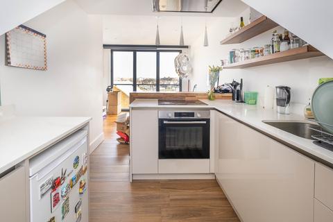 2 bedroom flat to rent, Garratt Lane London SW17