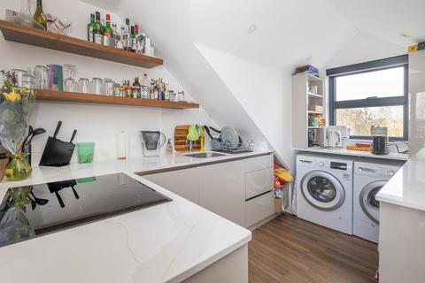 2 bedroom flat to rent, Garratt Lane London SW17